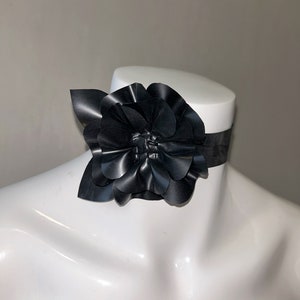 Latex bloemenchoker met drukknoopsluiting | Op maat gemaakt