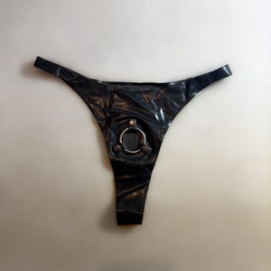 Anillo de látex, tanga de metal / Hecho a medida. (Lea la descripción para conocer el tamaño del anillo)