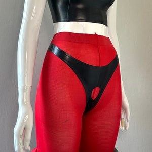 Puede incluir: Leggings rojas con un panel de cuero negro y un detalle de corte.