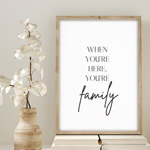 Cuando estás aquí, eres familia, arte de pared, decoración del hogar, descarga digital, arte imprimible
