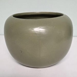 McCoy Floraline matte green planter bowl 404