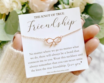 Peut inclure: Un collier en or avec un pendentif en forme de nœud et une carte qui dit "The Knot of True Friendship" avec le texte "No matter where we go no matter what we do, there will always be a bond that connects me to you. Wear this necklace and always remember that you can never untie the knot the true friendship. love you" et le site web NRICHCollection.etsy.com.
