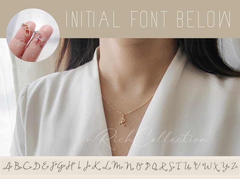 Op de afbeelding: Een gouden ketting met een hanger in een cursief lettertype. De afbeelding toont de hanger met de letter 'R', maar het lettertype is beschikbaar voor alle letters van het alfabet. Het alfabet wordt onder de afbeelding weergegeven.