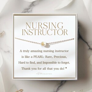 K&ouml;nnte beinhalten: Eine wei&szlig;e Karte mit goldenen Buchstaben, auf der "Nursing Instructor" steht, und eine Perlenkette. Die Karte sagt: "Ein wirklich erstaunlicher Krankenpflegelehrer ist wie eine PERLE: Selten, Kostbar, schwer zu finden und unm&ouml;glich zu vergessen. Danke f&uuml;r alles, was du tust!"