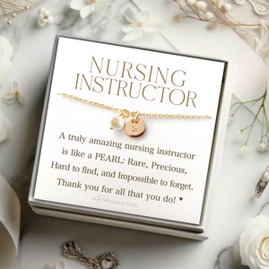 K&ouml;nnte beinhalten: Eine wei&szlig;e Geschenkbox mit einer goldenen Halskette darin. Die Box hat einen wei&szlig;en Hintergrund mit dem Text "NURSING INSTRUCTOR" in goldenen Buchstaben. Der Text darunter lautet "A truly amazing nursing instructor is like a PEARL: Rare, Precious, Hard to find, and Impossible to forget. Thank you for all that you do!"