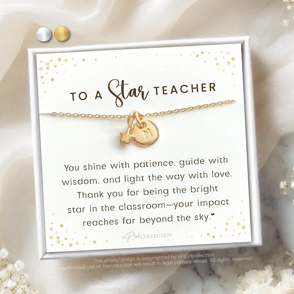 Könnte beinhalten: Eine weiße Karte mit goldenem Glitzer und dem Text "To a Star Teacher" mit einer goldenen Halskette mit einem Stern- und einem Kreisanhänger. Der Text auf der Karte lautet "You shine with patience, guide with wisdom, and light the way with love. Thank you for being the bright star in the classroom - your impact reaches far beyond the sky."