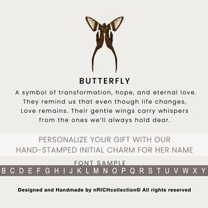 Pu&ograve; includere: Una farfalla marrone con segni bianchi sulle ali. La farfalla &egrave; un simbolo di trasformazione, speranza e amore eterno. Il testo "BUTTERFLY" &egrave; sopra la farfalla. Il testo "PERSONALIZE YOUR GIFT WITH OUR HAND-STAMPED INITIAL CHARM FOR HER NAME" &egrave; sotto la farfalla. Il testo "FONT SAMPLE" &egrave; sotto il testo. L'alfabeto &egrave; mostrato sotto il testo. Il testo "Designed and Handmade by nRICHcollection&reg; All rights reserved" &egrave; in fondo all'immagine.