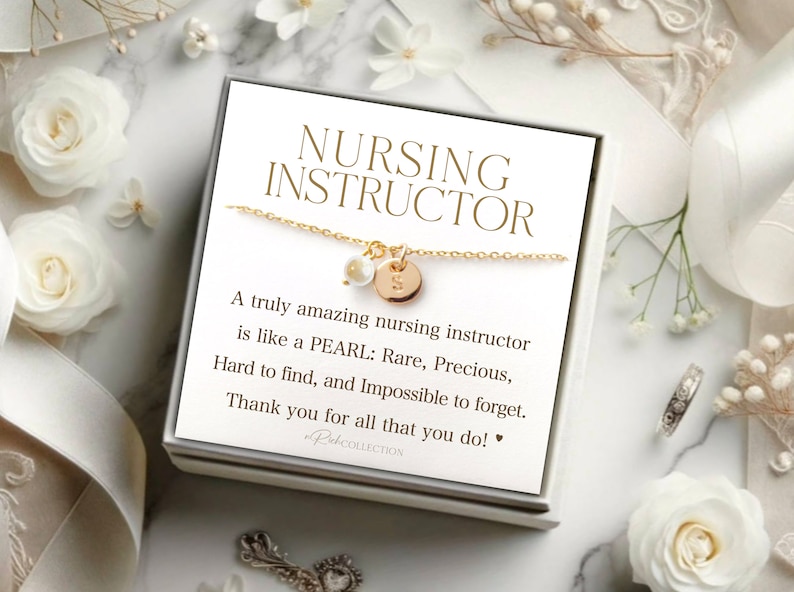 K&ouml;nnte beinhalten: Eine wei&szlig;e Geschenkbox mit einer goldenen Halskette darin. Die Box hat einen wei&szlig;en Hintergrund mit dem Text "NURSING INSTRUCTOR" in goldenen Buchstaben. Der Text darunter lautet "A truly amazing nursing instructor is like a PEARL: Rare, Precious, Hard to find, and Impossible to forget. Thank you for all that you do!"