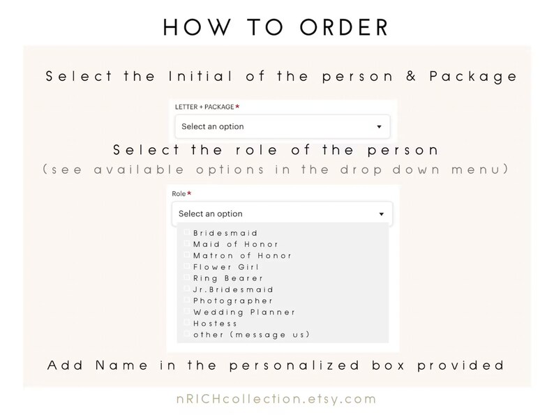 Peut inclure: Comment commander un cadeau personnalis&eacute; pour la f&ecirc;te de mariage. S&eacute;lectionnez l'initiale de la personne, le forfait et le r&ocirc;le dans les menus d&eacute;roulants. Ajoutez le nom dans la case personnalis&eacute;e fournie. nRICHcollection.etsy.com