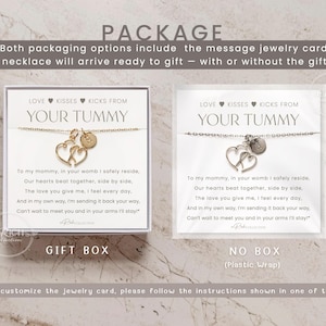 Op de afbeelding: Een goudkleurige ketting met hart- en initiaalbedels, gepresenteerd in een geschenkdoos en plastic verpakking. De kaart leest "LOVE KISSES KICKS FROM YOUR TUMMY" met een gedicht. Een attent cadeau voor aanstaande moeders.