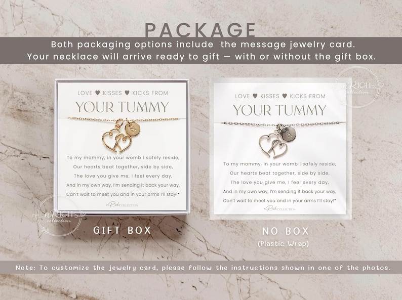 Op de afbeelding: Een goudkleurige ketting met hart- en initiaalbedels, gepresenteerd in een geschenkdoos en plastic verpakking. De kaart leest "LOVE KISSES KICKS FROM YOUR TUMMY" met een gedicht. Een attent cadeau voor aanstaande moeders.