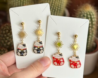 Maneki-neko earrings with sun pendant – lucky cat in red or black | Japanese Kawaii jewelry in gold