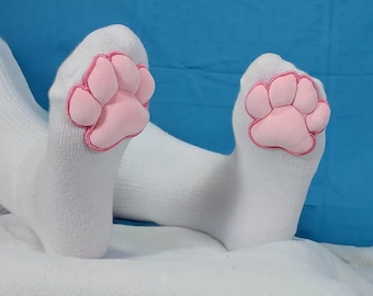 Mochi gevulde gezwollen roze kattenpootbonen op witte dijkousen