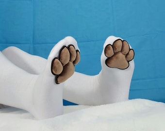 Pluche bruine mochi-pootbonen op witte dijkousen