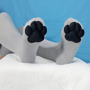 Czarny pluszowy kocyk Mochi na szarych skarpetkach do ud na cosplay