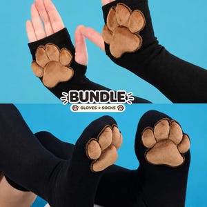 PREVENTA: Paquete de calcetines y guantes con diseño de huellas de patas, negros hasta el muslo con patas de felpa marrones.