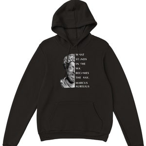Könnte beinhalten: Schwarzer Kapuzenpullover mit einem weißen Aufdruck eines Büstenbildes von Marcus Aurelius und dem Zitat "Was im Weg steht, wird zum Weg. Marcus Aurelius".