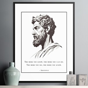 Puede incluir: Ilustración en blanco y negro de la cabeza y los hombros de un hombre con una cita de Aristóteles: "Cuanto más sabes, más puedes hacer. Cuanto más haces, más sabes."