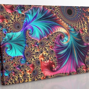 Op de afbeelding: Abstracte kunstprint met een wervelend patroon in turquoise, paars, roze en gouden kleuren. Het patroon lijkt op een reeks overlappende veren of bladeren.