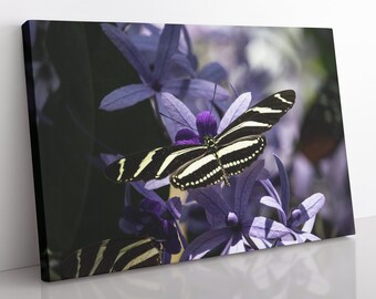 Canvasprint vlinder en paarse bloemen, muurkunst