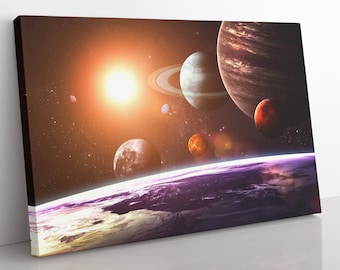 Op de afbeelding: Een kleurrijke ruimte scène met een fel oranje zon, een blauwe en witte planeet met ringen en een rode planeet. De planeten worden omringd door een donkerblauwe en paarse nevel met sterren.