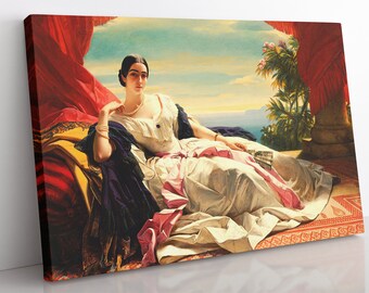 Op de afbeelding: Een vrouw in een witte jurk met een roze band zit op een bank met een rood gordijn achter haar. Ze houdt een waaier in haar hand en kijkt weg. De achtergrond is een landschap met palmbomen en een waterpartij.