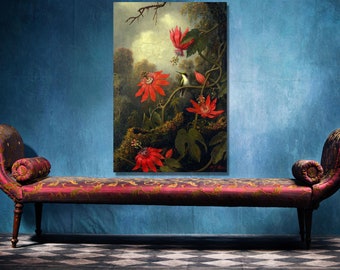 Op de afbeelding: Een vintage olieverfschilderij met een kolibrie die op een wijnstok met rode passiebloemen zit. Het schilderij is geplaatst tegen een weelderige groene achtergrond met een bewolkte lucht.