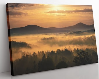 Lienzo impreso con paisaje de bosque de montaña brumoso y abetos