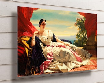 Op de afbeelding: Een vrouw in een witte jurk met een roze band zit op een chaise longue met een rood gordijn achter haar. Ze houdt een waaier vast en kijkt uit op een zeezicht.