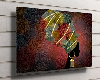 Könnte beinhalten: Ein digitaler Kunstdruck mit einer schwarzen Silhouette einer Frau, die einen bunten Kopftuch mit goldenen Akzenten trägt. Der Hintergrund ist ein dunkelrotes und schwarzes Muster aus wirbelnden Kreisen.