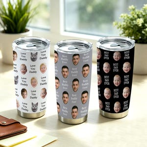 Pode incluir: Três canecas de viagem de aço inoxidável com tampas. Uma caneca apresenta um padrão de fotos de bebês e o texto "Love You Daddy". Outra tem fotos de um homem e o texto "Best Daddy Ever". A terceira tem fotos de bebês e "Best Dad Ever."