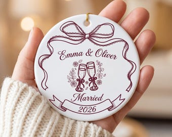 Ornamento di fidanzamento personalizzato, ornamento in ceramica personalizzato per la coppia con nomi e anno, regalo di nozze per novelli sposi