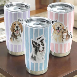 Könnte beinhalten: Drei Edelstahlbecher mit transparenten Kunststoffdeckeln. Jeder Becher hat vertikale Streifen in Lavendel, Hellblau oder Rosa. Die Becher zeigen Aquarell-Illustrationen von Haustieren mit den aufgedruckten Namen Rocky, Pepper, Oliver und Daisy.