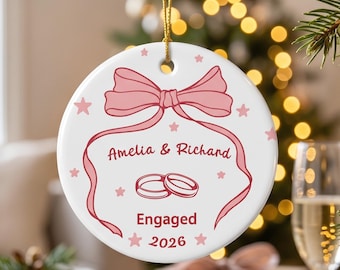 Ornamento di fidanzamento personalizzato, ornamento personalizzato per la coppia con nomi e anno, ricordo in ceramica per fidanzati, regalo per la futura sposa