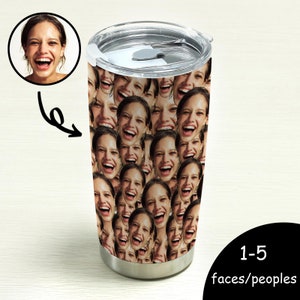 Op de afbeelding: Een roestvrijstalen tumbler met een deksel, met een patroon van meerdere lachende gezichten. De tekst "1-5 faces/peoples" is onder de tumbler afgedrukt.