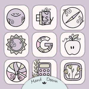 Può includere: Un set di nove icone quadrate per app con illustrazioni disegnate a mano nei toni del lavanda, crema e nero. Le icone raffigurano un volto sorridente, una borsa per lo shopping Etsy, una bussola, un sole, la lettera G, una mela, una matita, una calcolatrice e dei fiori.