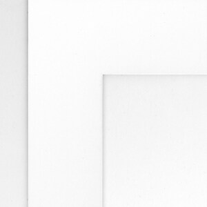 Puede incluir: Una l&aacute;mina blanca con un borde blanco alrededor del borde. La l&aacute;mina tiene un rect&aacute;ngulo blanco m&aacute;s peque&ntilde;o cortado en el centro.