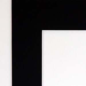 Puede incluir: Una cartulina negra con un borde blanco. La cartulina se utiliza para enmarcar obras de arte o fotograf&iacute;as.