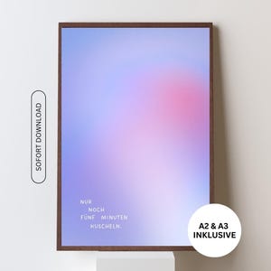 Könnte beinhalten: Ein gerahmter Druck mit einem weichen, verschwommenen Farbverlauf aus lila, rosa und blauen Farbtönen. Der dunkelbraune Rahmen umgibt das Kunstwerk. Der Text auf dem Druck lautet "NUR NOCH FÜNF MINUTEN KUSCHELN." Ein weißer Kreis mit "A2 & A3 INKLUSIVE" befindet sich unten rechts.