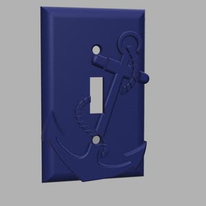 Puede incluir: Una cubierta de interruptor de luz azul marino con un diseño de ancla en relieve. La cubierta de temática náutica presenta una abertura para un interruptor basculante único y dos orificios para tornillos. El ancla se muestra de forma destacada.