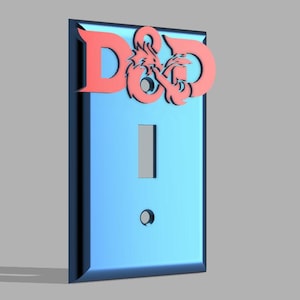 Puede incluir: Una cubierta de interruptor de luz azul claro con el logotipo "D&D" en rojo. El logotipo presenta un dragón y se coloca en la parte superior de la cubierta. La placa del interruptor tiene una abertura rectangular para el interruptor y un pequeño orificio circular.