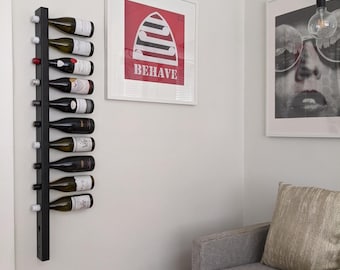 Estante de vino negro montado en la pared