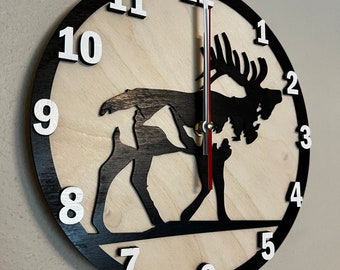 Reloj con silueta de alce y montañas, reloj de madera cortado con láser, reloj colgante, reloj de vida silvestre, regalo, reloj de alce, reloj de pared, cueva del hombre