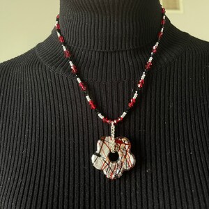 collana passioni in cristallo rosso e nero (Swarovski) con sospensione in argento e vetro a lume