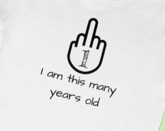 Erstes Geburtstagsgeschenk | Einjähriges Geschenk | 1 Jahr Onsie | Lustiges Baby Geschenk | Ich bin so viele Jahre alt - Baby Onsie