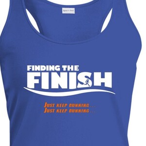 Op de afbeelding: Een koninklijk blauw tanktop met de tekst "FINDING THE FINISH" in wit met een hardlopende figuur in het woord "FINISH". De tekst "JUST KEEP RUNNING" wordt twee keer in oranje onder de hoofdtekst herhaald.