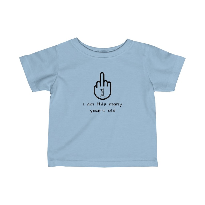 K&ouml;nnte beinhalten: Hellblaues Baby-T-Shirt mit einer schwarzen Grafik eines Mittelfingers mit der Zahl 1 im Finger. Der Text unter der Grafik lautet "Ich bin so viele Jahre alt".