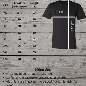 Może przedstawiać: Tabela rozmiar&oacute;w dla koszulki unisex z wymiarami w calach dla klatki piersiowej i długości. Tabela pokazuje rozmiary od XS do 4XL. Wskaz&oacute;wki dotyczące rozmiaru: Znajdź koszulkę, kt&oacute;ra Ci się podoba i dobrze na Tobie leży. Poł&oacute;ż ją na płasko i zmierz długość i szerokość klatki piersiowej. Szerokość jest ważniejsza dla dobrego dopasowania niż długość. Jeśli jesteś pomiędzy dwoma rozmiarami, wybierz większy. Zam&oacute;w ten rozmiar i ciesz się uśmiechami!