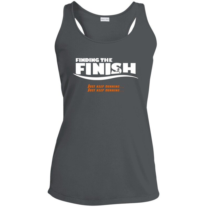 Op de afbeelding: Een donkergrijs tanktop met de tekst "FINDING THE FINISH" in wit met een hardlopende figuur in oranje. De tekst "JUST KEEP RUNNING" wordt twee keer in oranje onder de hoofdtekst herhaald.