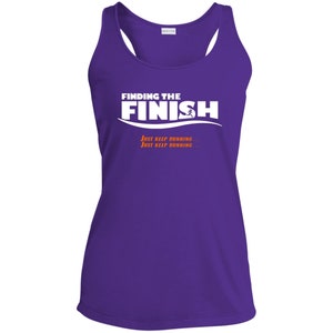 Op de afbeelding: Paarse sport tanktop met witte tekst die "Finding the Finish" zegt met een hardlopend figuur en de woorden "Just Keep Running" twee keer herhaald in oranje.
